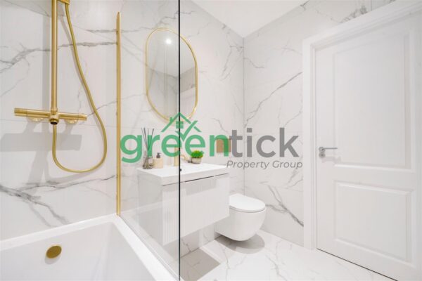 Studio Flat - Streatham High Road, London