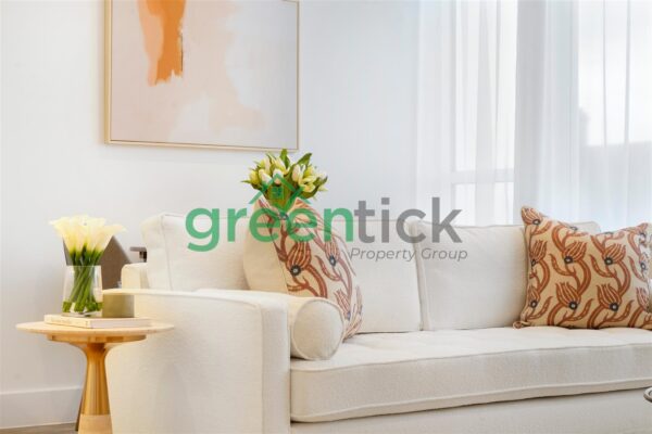 Studio Flat - Streatham High Road, London