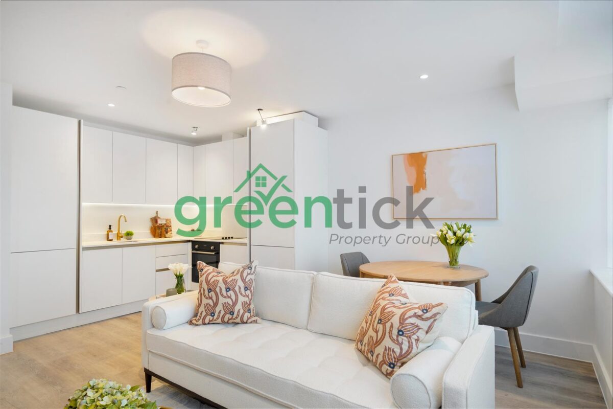 Studio Flat - Streatham High Road, London