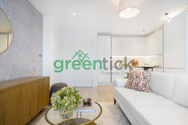 Studio Flat - Streatham High Road, London