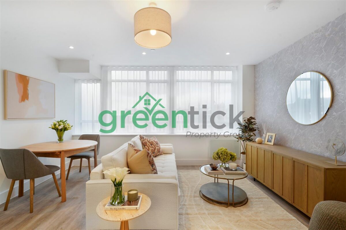 Studio Flat - Streatham High Road, London