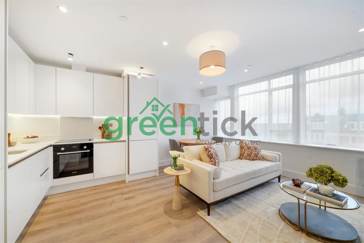 Studio Flat - Streatham High Road, London