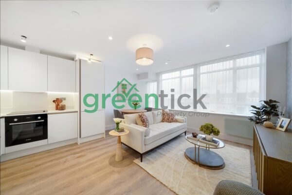 Studio Flat - Streatham High Road, London