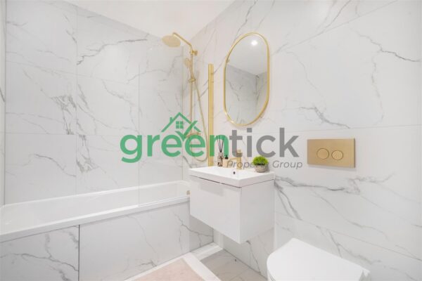 Studio Flat - Streatham High Road, London