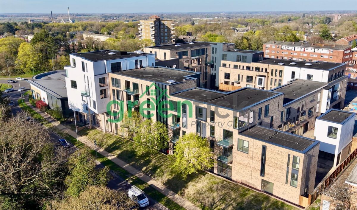 The Bays, Harlow